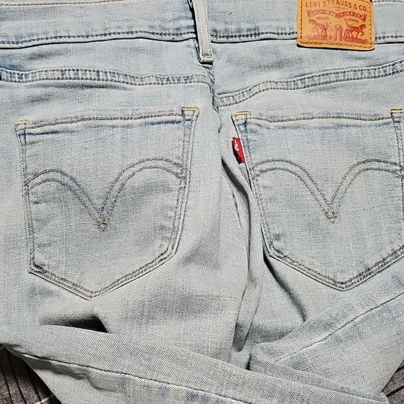 Levi's Classic Straight Jeans Size 4 Blue Light Wash Denim EUC Worn 2X Women's - Picture 4 of 4